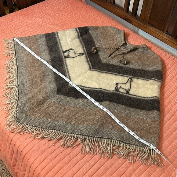 Vintage Quiaqueno Brown Tan Fringe Alpaca Llama Wool Poncho Pom Pom drawstring - Picture 13 of 15